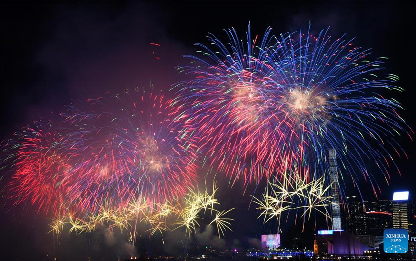 Fogos de artifício comemoram o 76o aniversário da funda??o da República Popular da China