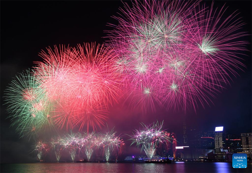 Fogos de artifício comemoram o 76o aniversário da funda??o da República Popular da China