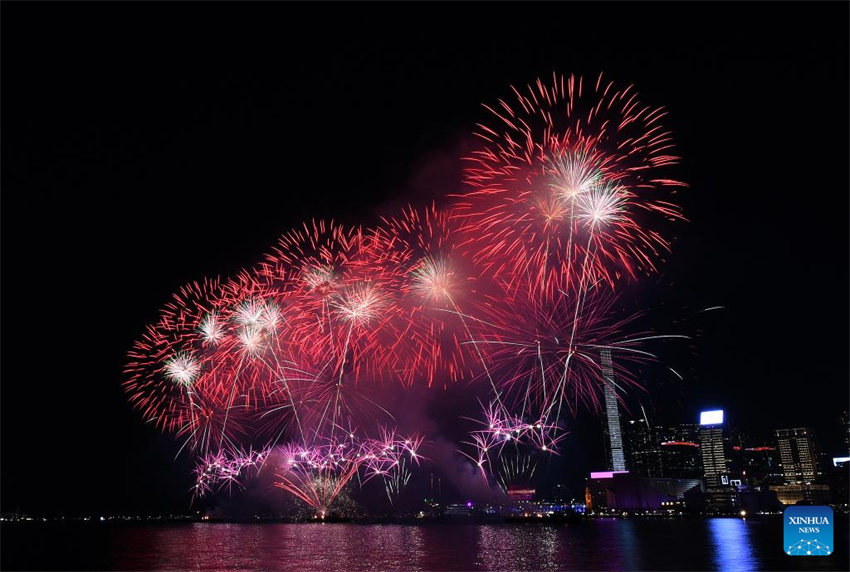 Fogos de artifício comemoram o 76o aniversário da funda??o da República Popular da China