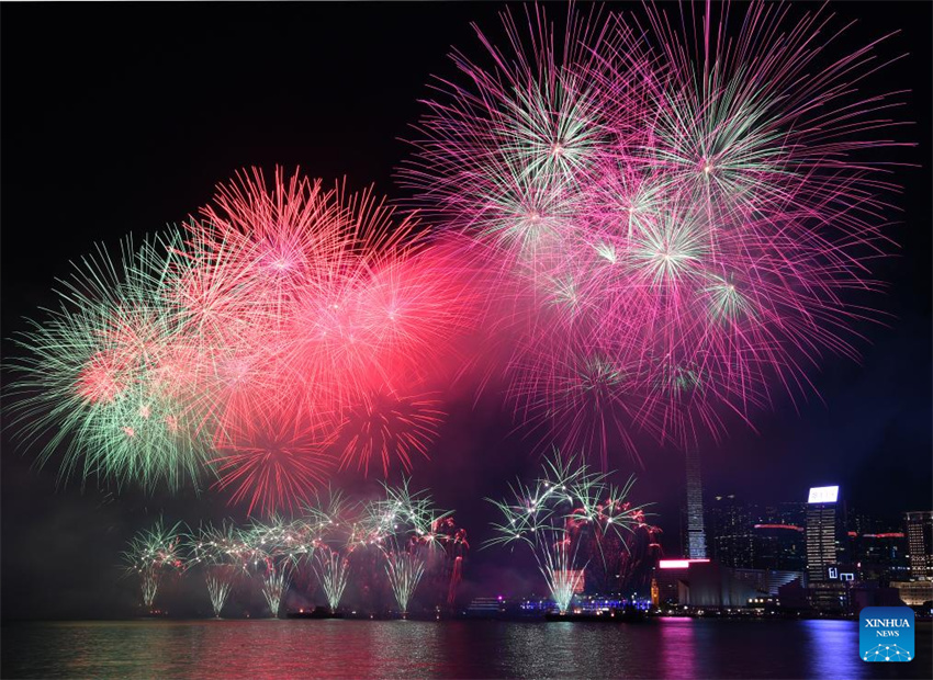 Fogos de artifício comemoram o 76o aniversário da funda??o da República Popular da China