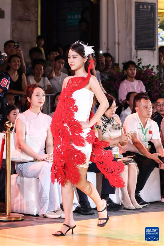 Desfile de patrim?nio imaterial “ilumina” a rua comercial de Haikou
