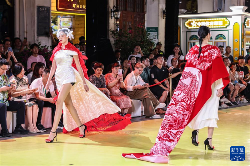 Desfile de patrim?nio imaterial “ilumina” a rua comercial de Haikou