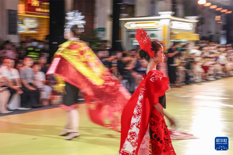 Desfile de patrim?nio imaterial “ilumina” a rua comercial de Haikou