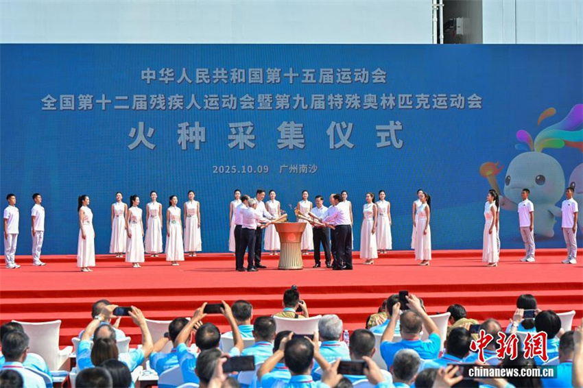 15a edi??o dos Jogos Nacionais e Jogos Olímpicos Especiais para Deficientes: cerim?nia de atear da chama realizada em Guangzhou