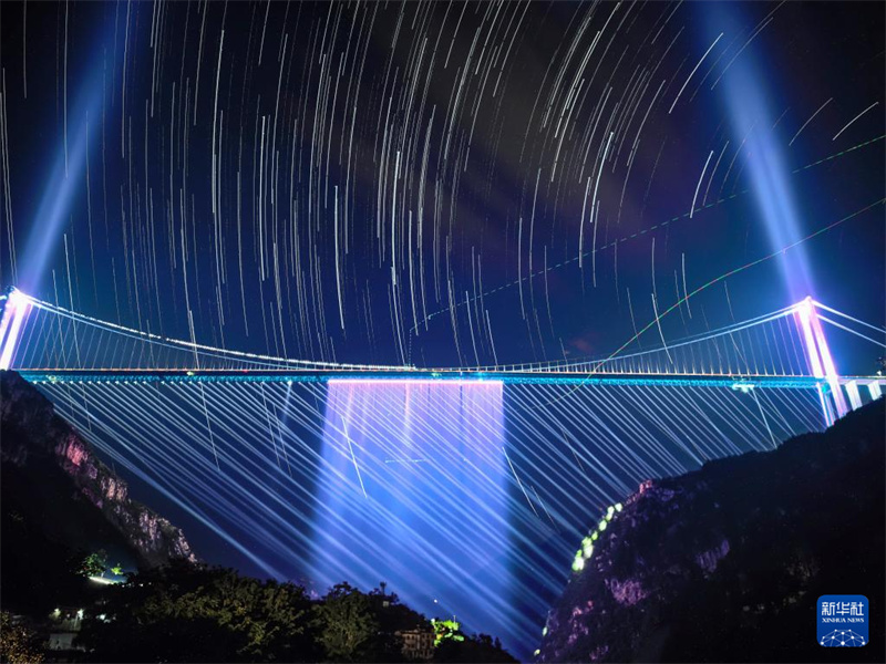 Ponte de Huajiang: um colosso de luz entre as montanhas