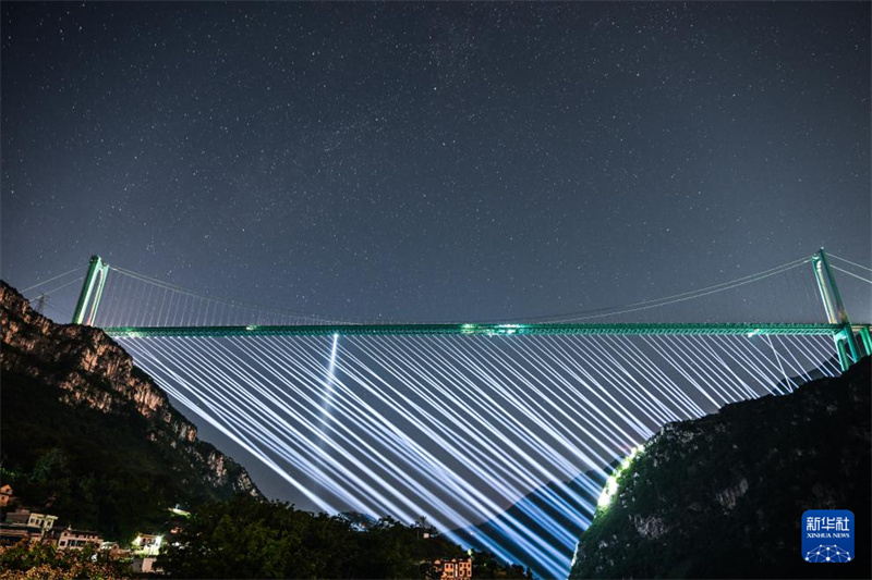 Ponte de Huajiang: um colosso de luz entre as montanhas