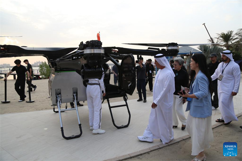 Veículo voador chinês realiza demonstra??o nos Emirados árabes Unidos