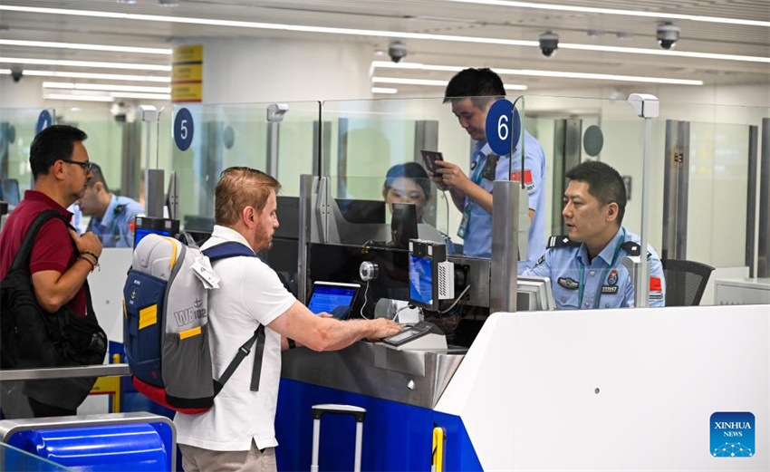 Estrangeiros entram em Hainan, na China, sob política favorável de entrada sem visto