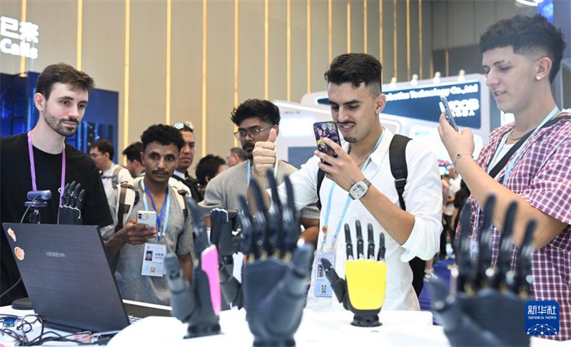 Feira de Cant?o com foco em rob?s de servi?o e em novos destaques no desenvolvimento do comércio exterior