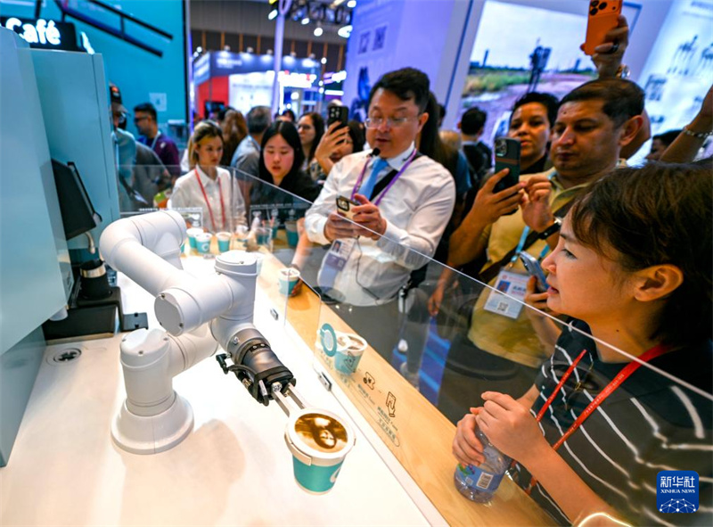 Feira de Cant?o com foco em rob?s de servi?o e em novos destaques no desenvolvimento do comércio exterior