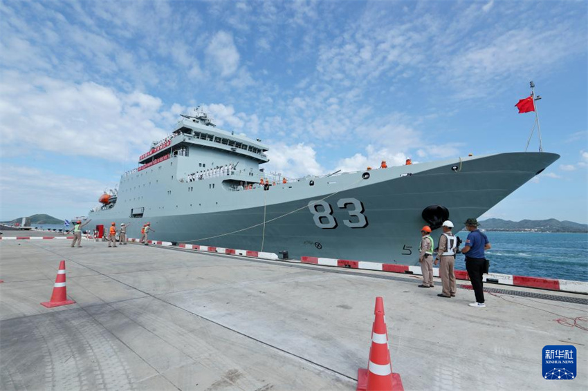 Navios da Marinha do Exército de Liberta??o Popular da China chegam à Tailandia para visita de cortesia