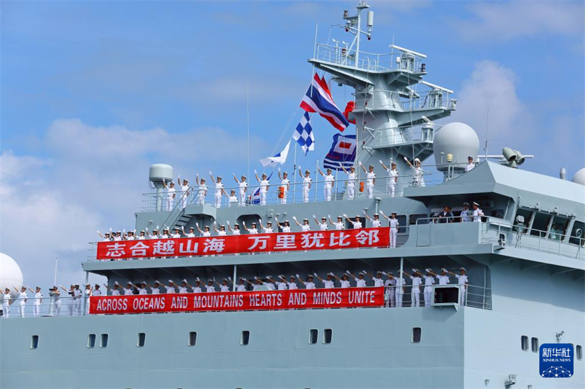 Navios da Marinha do Exército de Liberta??o Popular da China chegam à Tailandia para visita de cortesia