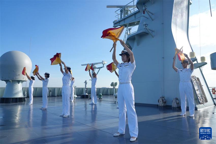 Navios da Marinha do Exército de Liberta??o Popular da China chegam à Tailandia para visita de cortesia