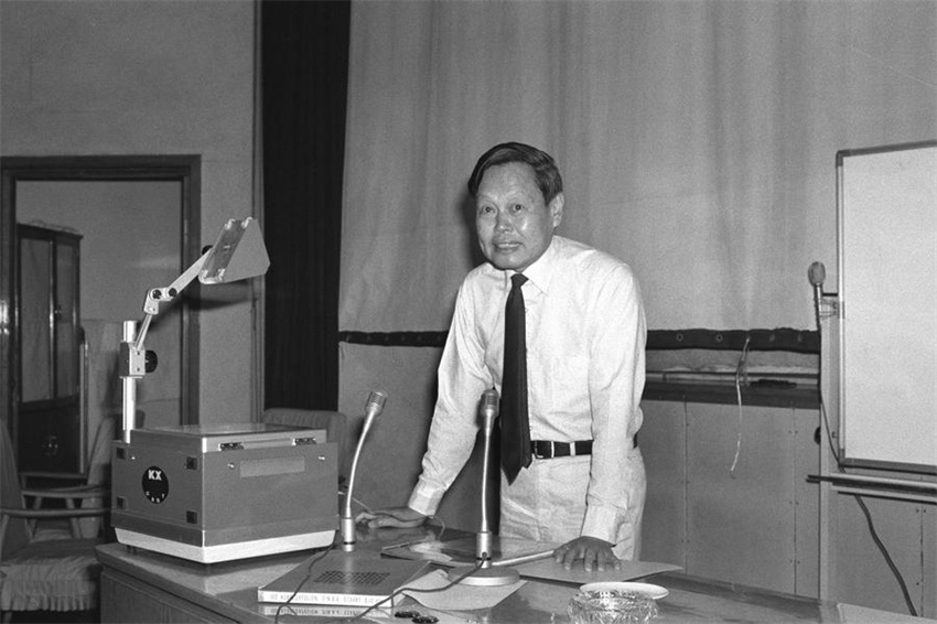 Chineses prestam homenagem ao falecido ganhador do Prêmio Nobel Chen Ning Yang