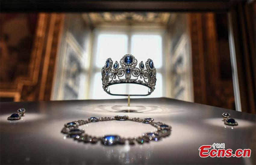 A tiara, o colar e os brincos dos conjuntos de joias da Rainha Maria Amélia e da Rainha Hortênsia, que estavam entre os oito artefatos roubados do Museu do Louvre, em Paris, Fran?a. (Foto de arquivo: AFP)