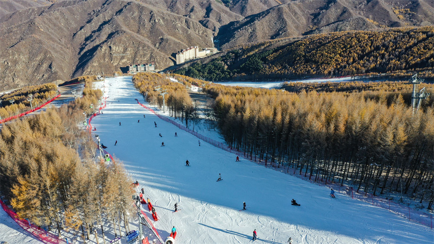 Temporada de Neve 2025-2026 aberta oficialmente em Hebei, norte da China