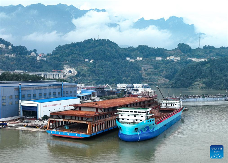 Maior graneleiro totalmente elétrico da China é lan?ado na China central