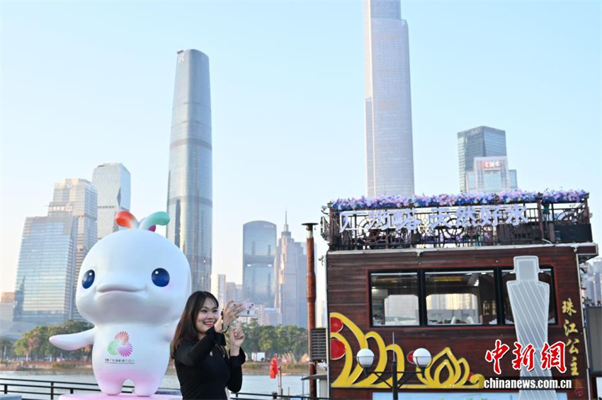 Galeria: Mascotes da 15a edi??o dos Jogos Nacionais e Jogos Olímpicos Especiais para Deficientes instaladas nas ruas de Guangzhou