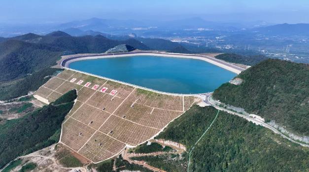 Barragem mais alta do mundo para usina hidrelétrica de bombeamento está totalmente operacional no leste da China