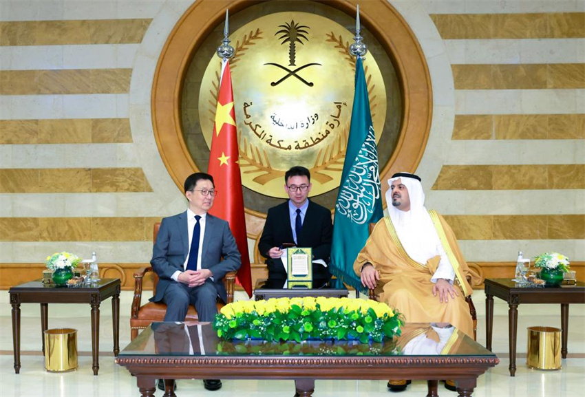 China e Arábia Saudita prometem elevar la?os a novo patamar