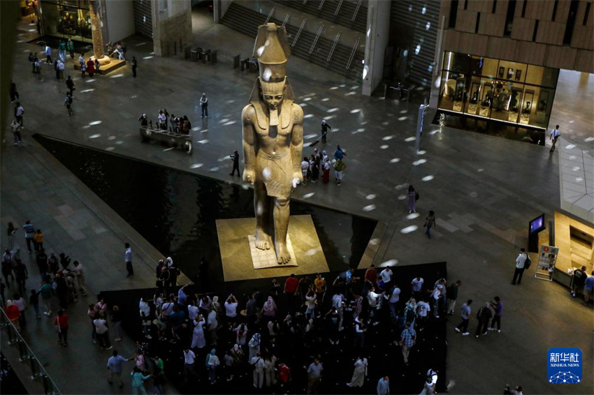 Estátua colossal do faraó Ramsés II no Grande Museu Egípcio em Gizé, Egito, em 4 de novembro de 2025. (Foto: Ahmed Gomaa/Xinhua)