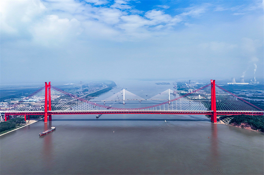 Primeira ponte suspensa estaiada de dois andares aberta ao tráfego sobre rio Yangtzé, leste da China