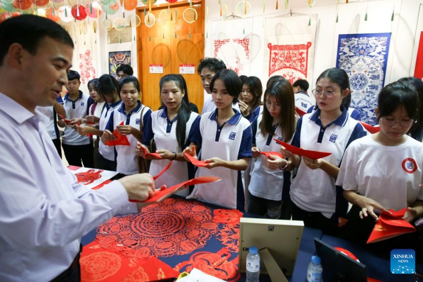 Exposi??o de arte chinesa de recorte de papel é realizada em Rangum, Mianmar