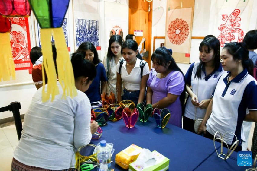 Exposi??o de arte chinesa de recorte de papel é realizada em Rangum, Mianmar