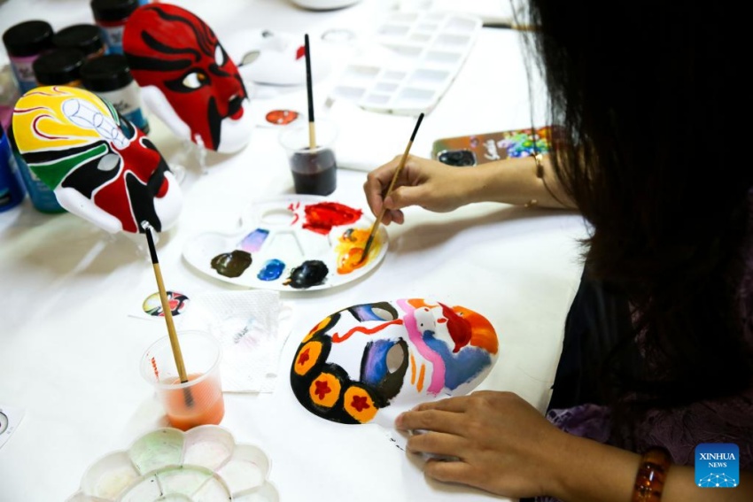 Exposi??o de arte chinesa de recorte de papel é realizada em Rangum, Mianmar