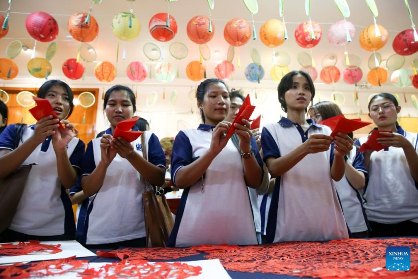 Exposi??o de arte chinesa de recorte de papel é realizada em Rangum, Mianmar