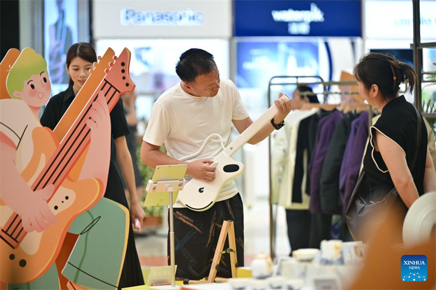 Clientes fazem compras em shopping duty-free em Sanya, no sul da China