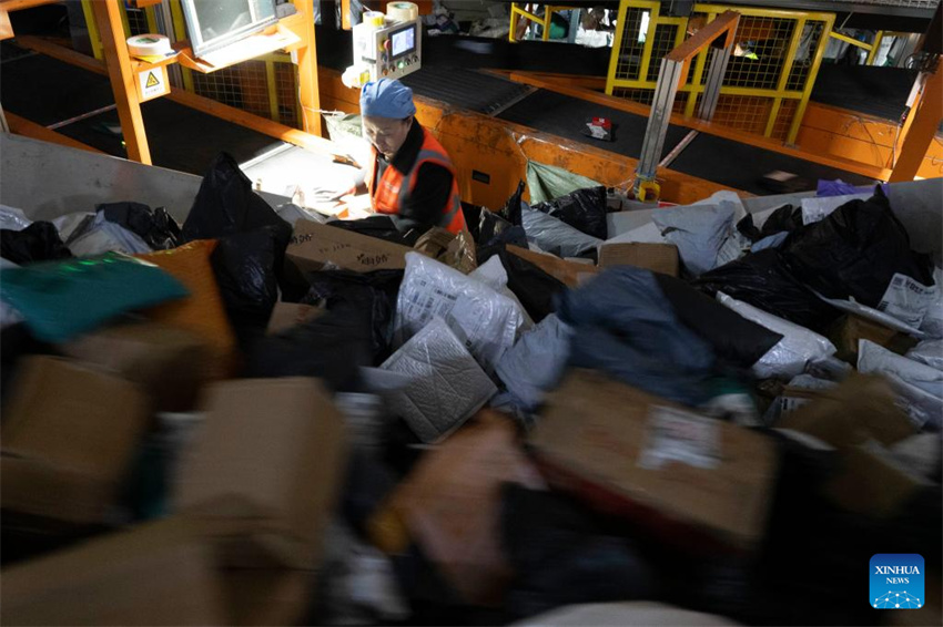 Correios da China se esfor?am para garantir a entrega de encomendas para o festival de compras online 