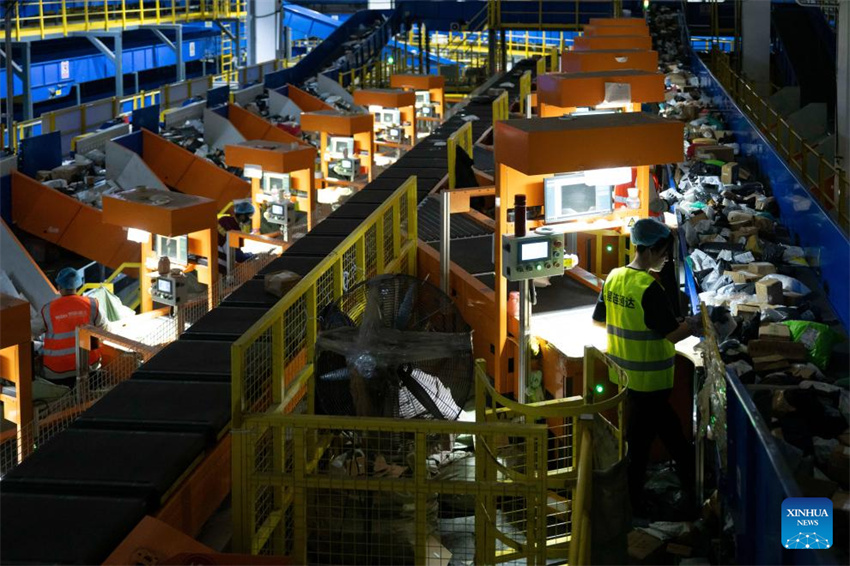 Correios da China se esfor?am para garantir a entrega de encomendas para o festival de compras online 