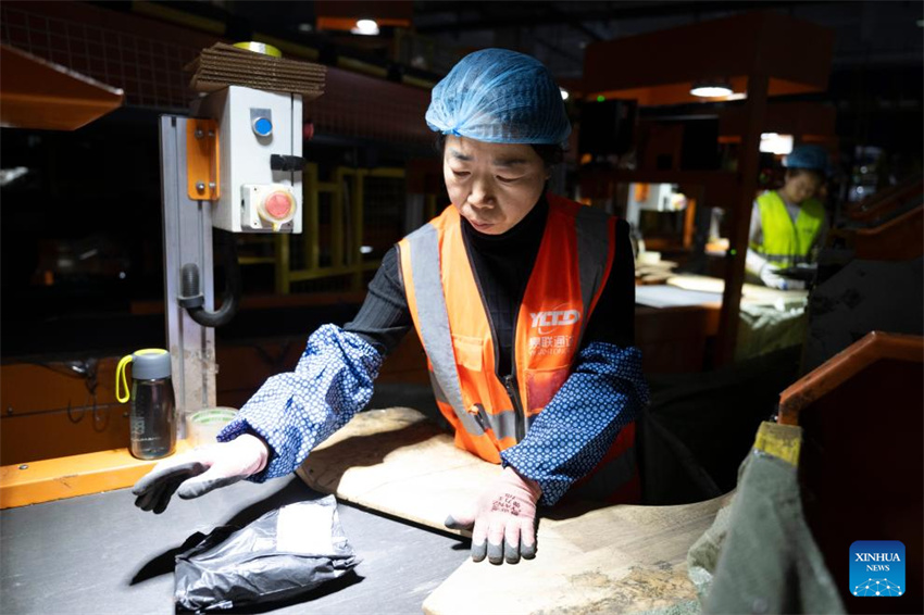 Correios da China se esfor?am para garantir a entrega de encomendas para o festival de compras online 