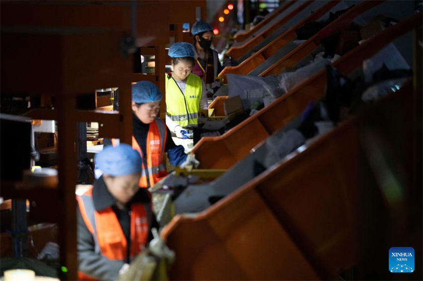 Correios da China se esfor?am para garantir a entrega de encomendas para o festival de compras online 