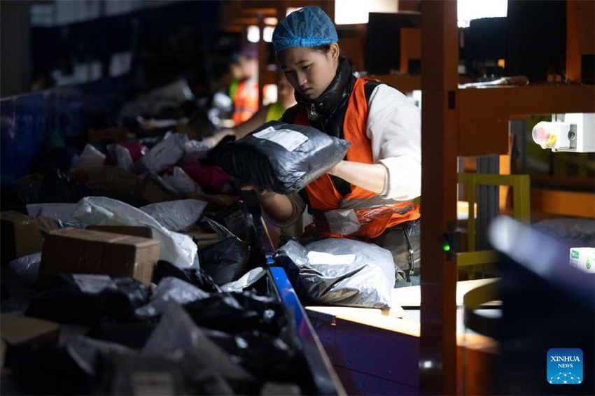 Correios da China se esfor?am para garantir a entrega de encomendas para o festival de compras online 