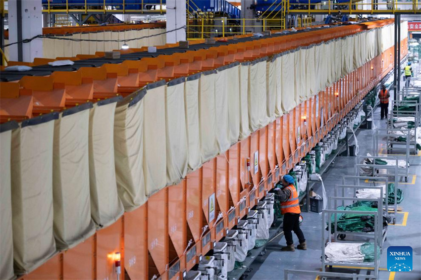 Correios da China se esfor?am para garantir a entrega de encomendas para o festival de compras online 