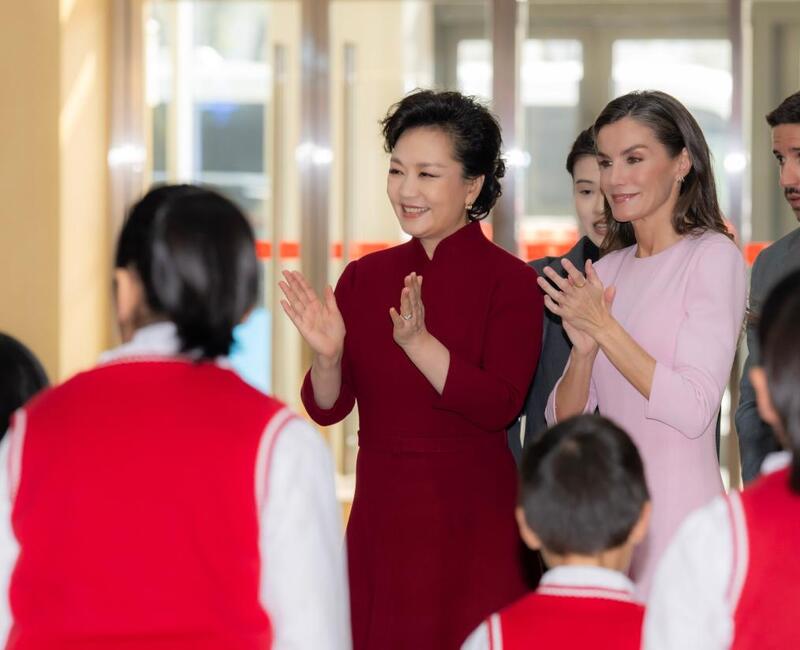 Peng Liyuan e rainha Letizia da Espanha visitam centro de servi?os para pessoas com deficiência em Beijing