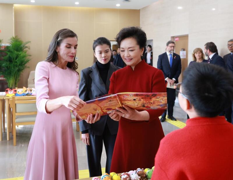 Peng Liyuan e rainha Letizia da Espanha visitam centro de servi?os para pessoas com deficiência em Beijing