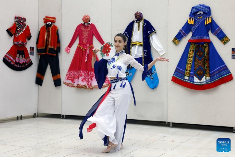 Trajes étnicos chineses est?o em exposi??o na Romênia