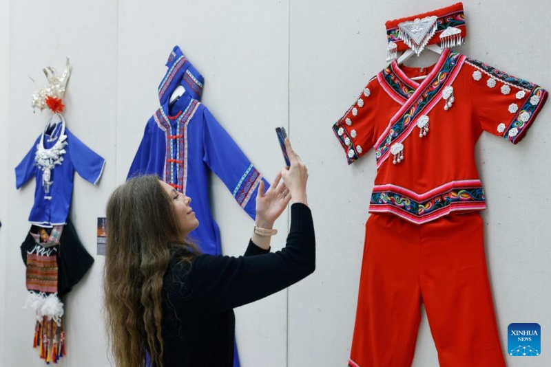 Trajes étnicos chineses est?o em exposi??o na Romênia