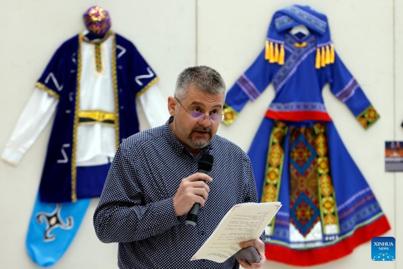 Trajes étnicos chineses est?o em exposi??o na Romênia