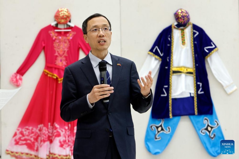 Trajes étnicos chineses est?o em exposi??o na Romênia