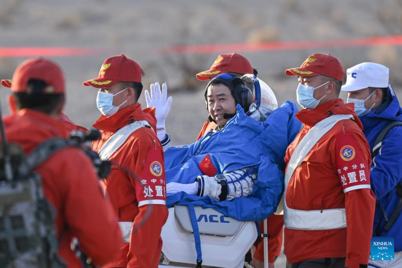 Todos os astronautas da Shenzhou-20 saem da cápsula de retorno