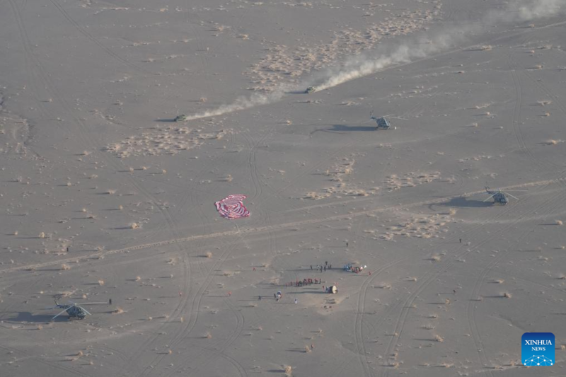 Todos os astronautas da Shenzhou-20 saem da cápsula de retorno