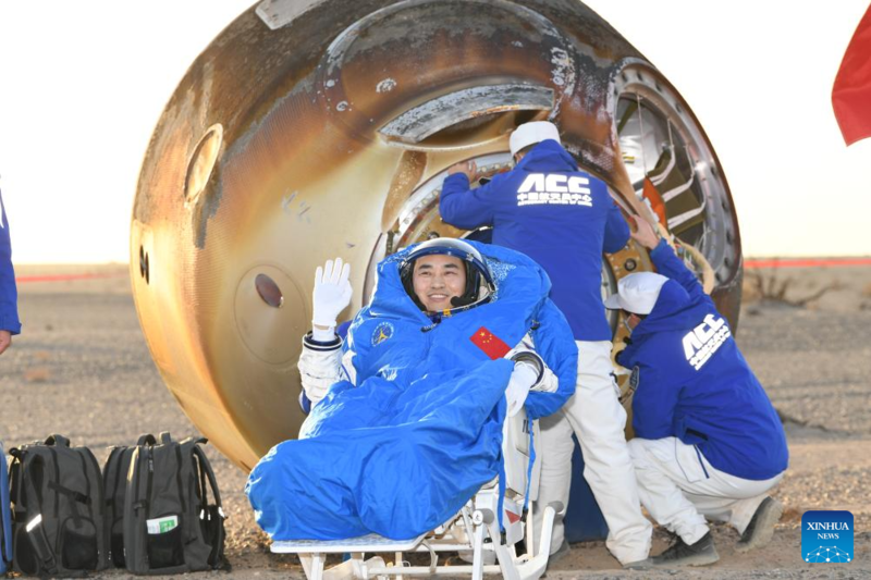Todos os astronautas da Shenzhou-20 saem da cápsula de retorno