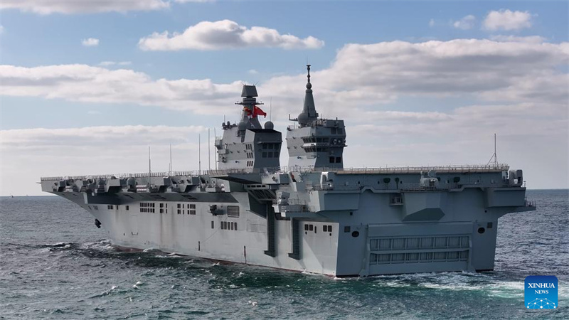 Primeiro navio de assalto anfíbio Tipo 076 da China conclui teste inaugural