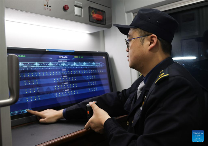 Ferrovia de alta velocidade ligando a antiga base revolucionária da China a Xi'an inicia opera??o experimental