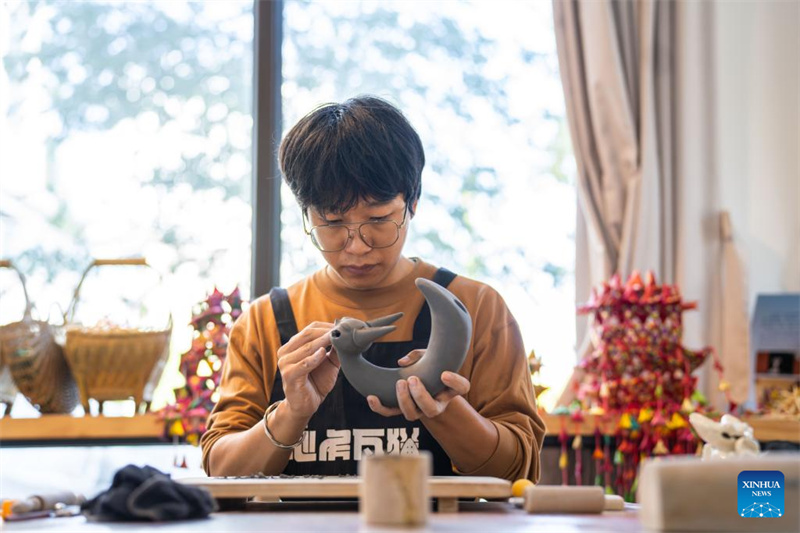 Jovem herdeira revive antiga arte de gatos guardi?es no sudoeste da China