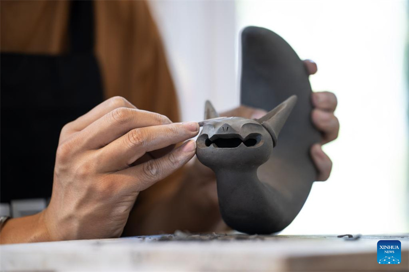 Jovem herdeira revive antiga arte de gatos guardi?es no sudoeste da China